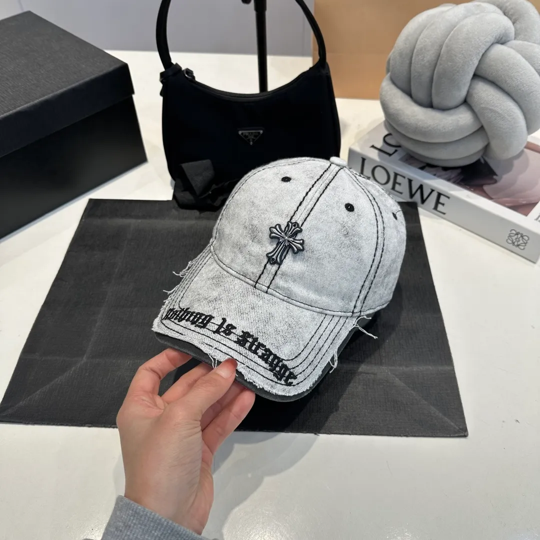 P60 Crow Heart 🆕🆕New baseball cap, stylish and classic cross logo, casual with a cool feeling, unisex style, same style for men and women! Very easy to match! Head circumference: 56-58cm is available